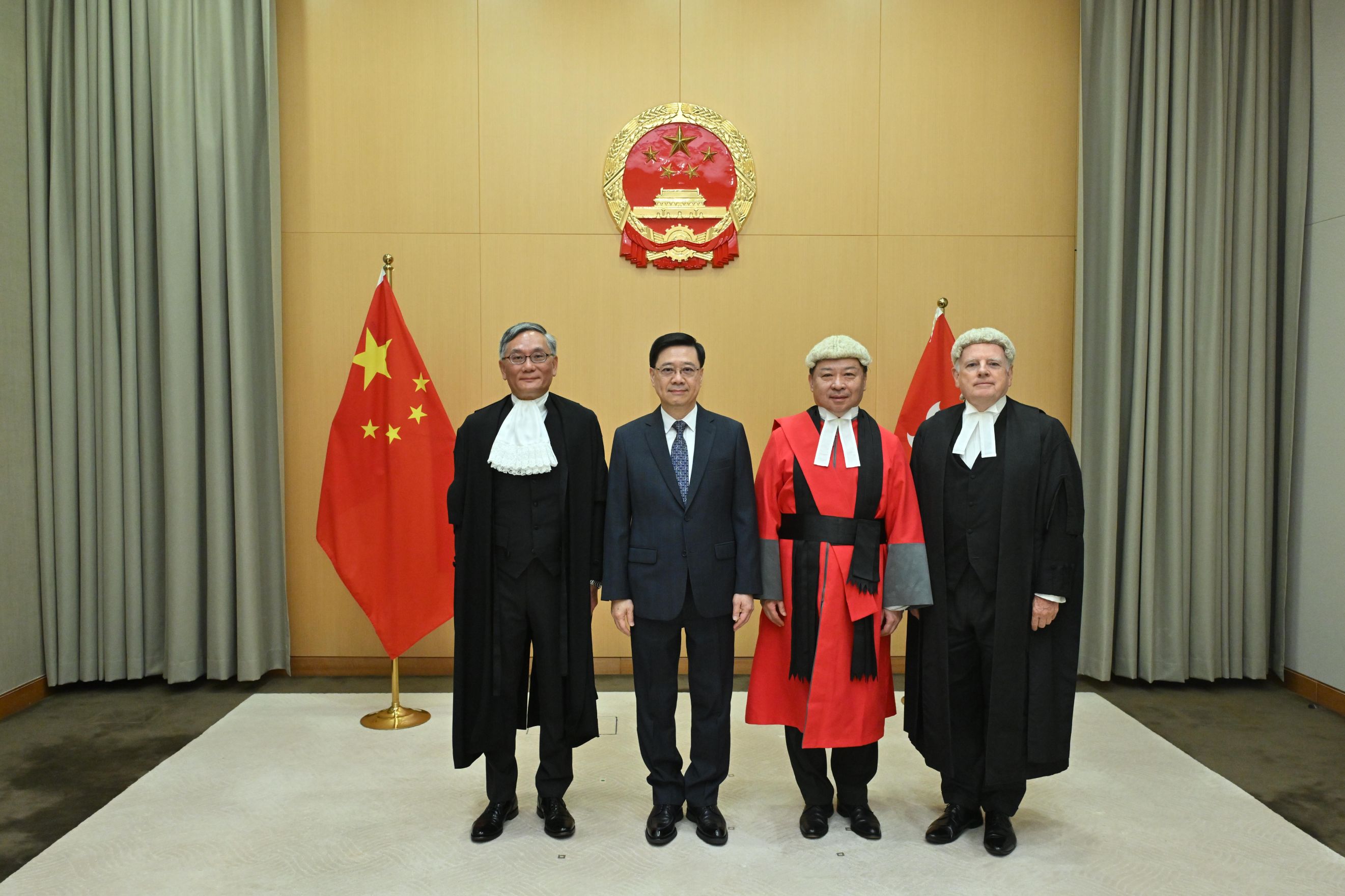 区域法院法官郭启安（右二）获委任为高等法院原讼法庭法官